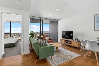 Stylish Apt with Stunning Views, Pool, Gym and Parking - 0