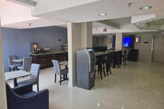 Days Inn & Suites by Wyndham Tampa/Raymond James Stadium - 2