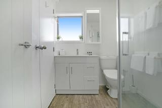 Spacious 2BR Garage 1 Stop on train to Eden Park - 9