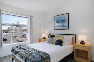 Spacious 2BR Garage 1 Stop on train to Eden Park - 2