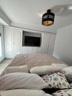 Chic Stay in Historic Brașov - 9