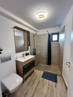 Chic Stay in Historic Brașov - 5