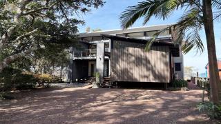 Luxury Waterfront Home In Pindimar - 9