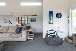 Low Head Coastal Haven: Your Seaside Escape - 4