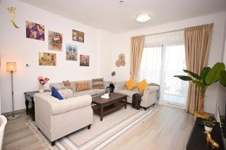 Charming 1BR Rossa Poolside Escape City Views - 2