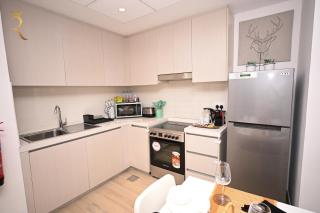Charming 1BR Rossa Poolside Escape City Views - 8