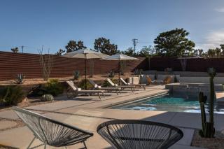 Windsong Modern compound w pool spa - 2