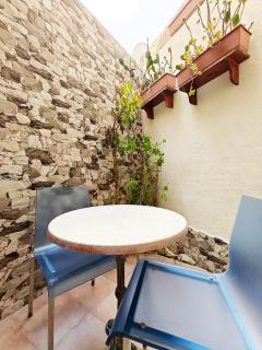Corner view 1 - 8