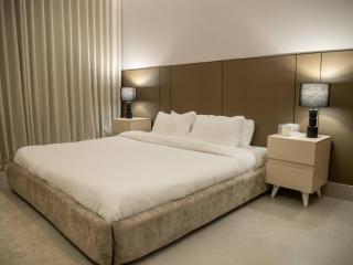 شقة بغرفة نوم ماستر وغرفة معيشة دخول ذاتي قريبة من المطار والوجهات الترفيهية Master Bedroom Apartment with Living Room Self Check in Near Airport and Popular Attractions - 1