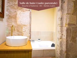 Idéal pour couple, famille&pros - jusqu'à 6 pers - Classé 2 étoiles - Baignoire Balnéo - Espace de travail dédié - A 10min de la gare SNCF, du centre ville d'Angoulême, et du Musée de la BD - Parking privé et gratuit - Wifi gratuit - 4