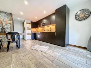 Modern 2BR Apt with Mountain Views & Private Parking - 6