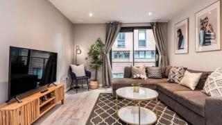 Stylish Liverpool Apartment with Parking & Balcony - 0