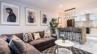 Stylish Liverpool Apartment with Parking & Balcony - 5