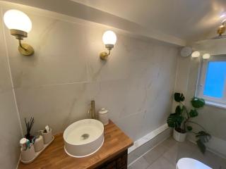 Newly refurbished flat - 6