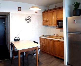 Studio vue mer, balcon face port de Garavan, plage et gare à pied - 4