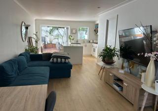 Private Dee Why Townhouse Relaxed and Coastal - 8