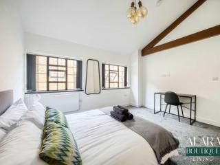 City Centre 2BR Townhouse Perfect for Work & Getaways - 3
