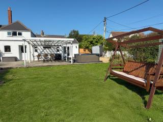 The Gate-Stunning Garden Apartment in Freshwater Bay - 2