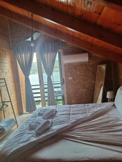 ERDA LAKESIDE Guesthouse - 8