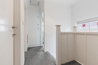 4-Bed Beeston Getaway - Free Parking - 9
