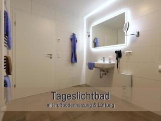 Ferienhaus Höckelheim - FeWo Blaue Lagune - neu, modern & geräumig - 100 qm - 3 Schlafzimmer - bis 6 Gäste, Babies reisen gratis - Garten, Grill & Terrasse - Fußbodenheizung - Smart-TV - Küche mit Backofen, Spülmaschine & Toaster - nahe Göttingen - Northeim - 3