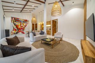 Your Private Oasis in Bali - Modern Villa, Big Pool, Lush Surroundings - 6