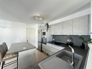 Spacious & bright apartment Joliette district - 8