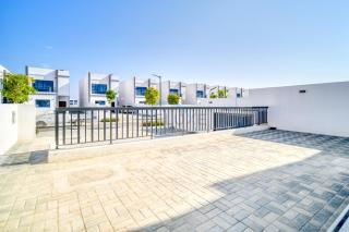Luxurious 4-Bedroom Villa with Assistant Room and Private Pool in Al Dana Island, Fujairah by Deluxe Holiday Homes - 4