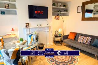 2 BR House By Eason Stays Short Term Rental Leeds With Free Parking Near Burley Park - 0