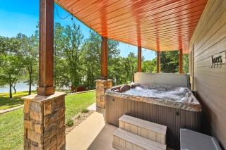 Lakefront Retreat - Hot Tub & Game Room - 0