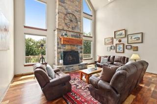 Lakefront Retreat - Hot Tub & Game Room - 3