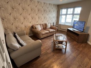 Quiet 3 bed semi with off street parking - 8