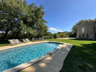 Villa des Cyprès - Charmante maison provençale - Jardin et piscine privés au cœur d un Domaine Viticole Château de Barbebelle Rognes - 10 personnes - Proche d'Aix-en Provence - 0