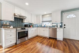 The Roost- Steps to beach & incredible water views - 3