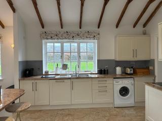 Courtyard Cottage at Pudleston Court - 7