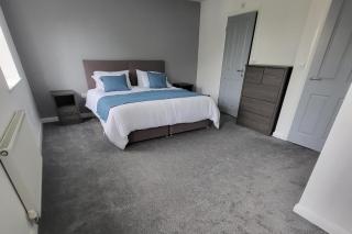 4 Bedroom Home - Sleeps 7 Pet Friendly & Parking - 8