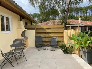 Logement entièrement rénové entre le bourg et les plages océanes, calme et confort climatisé, terrasse spacieuse, WIFI, parking gratuit, linge et ménage compris, proche des commerces ouverts toute l'année - 3