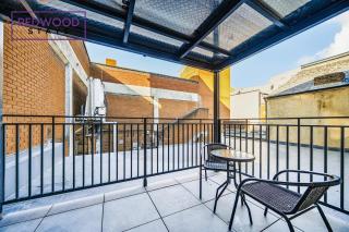 Brand New Town Center, Free Fast WiFi, Balcony By Redwood Stays - 8