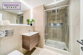 Brand New Town Center, Free Fast WiFi, Balcony By Redwood Stays - 1