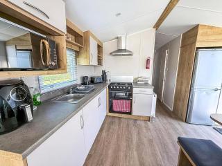 Beautiful 6 Berth Caravan With Decking In Norfolk Ref 89001Mv - 4