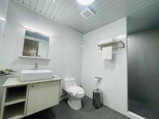 Sheryll Escapes - La Grande Phase 2-514, 1 bedroom with balcony, Netflix & WiFi - 4