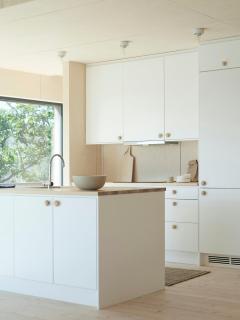 Architect-Designed Cabin By The Sea In Åkvåg - 4