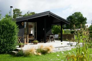 Summer Bliss With Vibrant Garden In Nødebohuse - 0