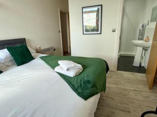 Stylish Heron Apartment, 2 Beds, by CWP (Bedford) - 8