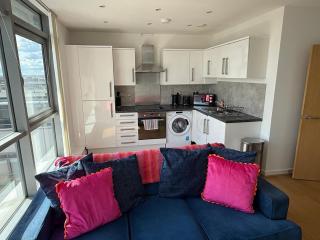 Stylish Heron Apartment, 2 Beds, by CWP (Bedford) - 2