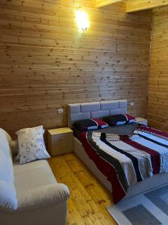 Memcaj's wooden 3BR Apt steps from sea - 9