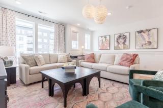 Luxe 4BR Retreat with Hot Tub & Skyline Deck - 1