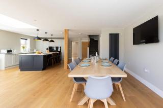 Modern 5-Bedroom Retreat Nr Coast - 4