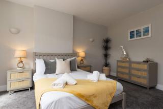 Modern 5-Bedroom Retreat Nr Coast - 3