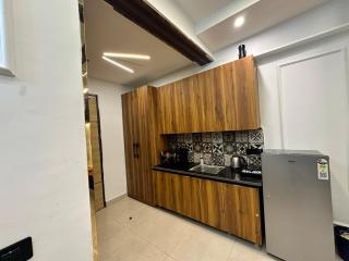Luxury Studio Apartment with Balcony & Kitchenette - 8
